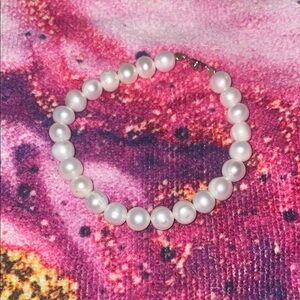 Elegant white Pearl Bracelet GUC